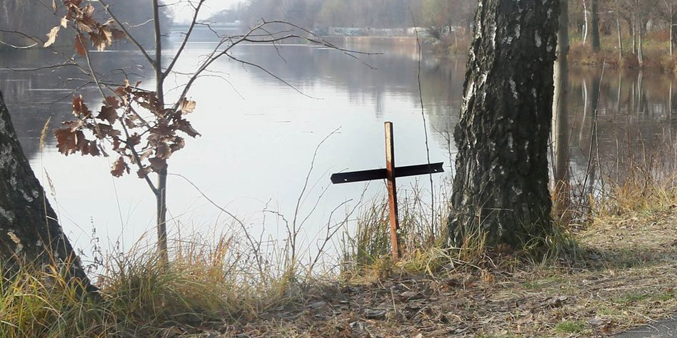 Kreuz am Ufer des Hohenzollernkanals